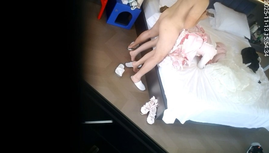 图片[5]-11-13流出天眼酒店直播偷拍❤️cospaly漫展刚下来的LO娘被舔狗床边后入-老宋小屋