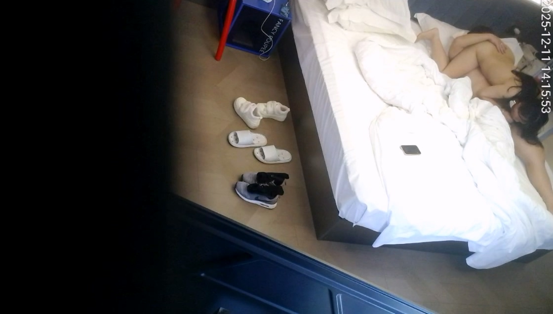 图片[5]-12-30酒店偷拍 笑容甜美爱自拍的气质眼镜妹子被男友射在肚子上睡醒互玩性器官-老宋小屋