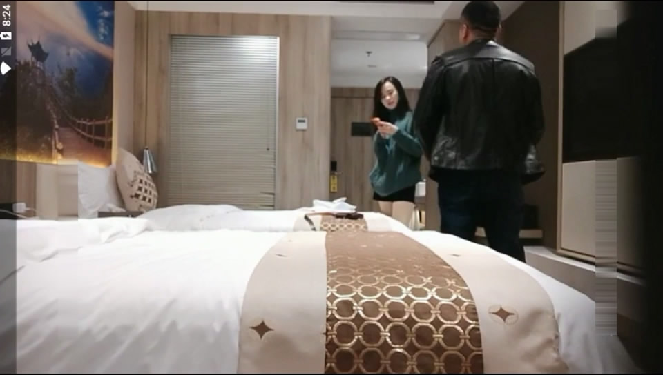 图片[1]-1800元网约皮肤雪白苗条的女神级美女酒店啪啪,直接抱起来狠狠操逼,美女受不了想走又被抱床上干-老宋小屋