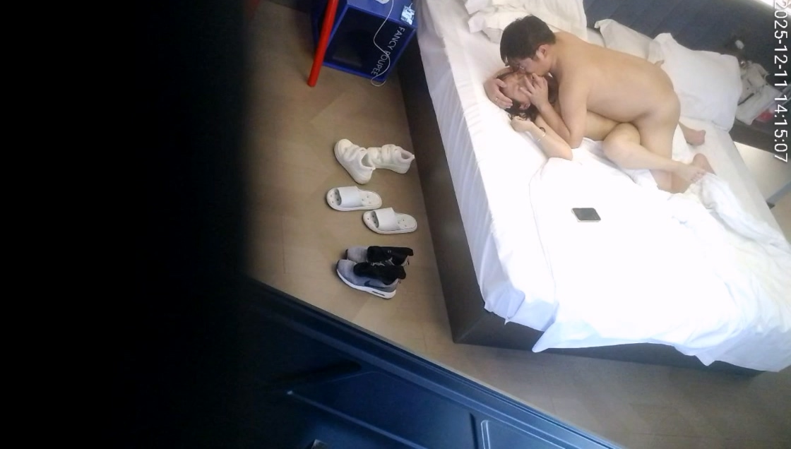 图片[4]-12-30酒店偷拍 笑容甜美爱自拍的气质眼镜妹子被男友射在肚子上睡醒互玩性器官-老宋小屋