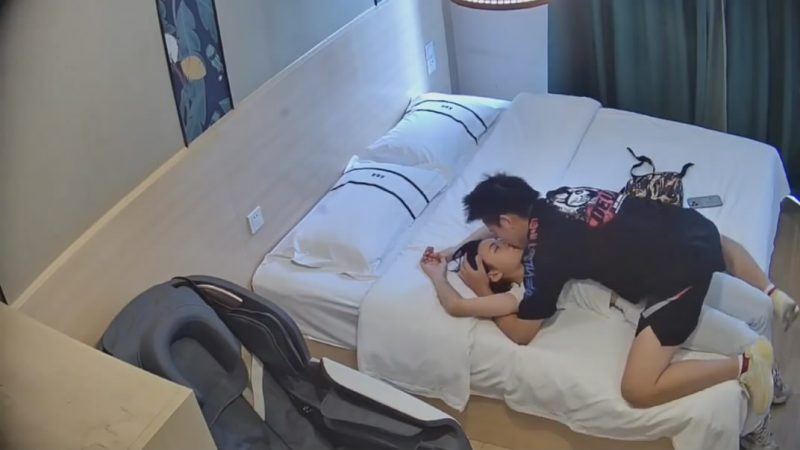 酒店偷拍❤️大学生情侣性感黑丝学妹被男友操完后分开双腿让他舔逼-老宋小屋