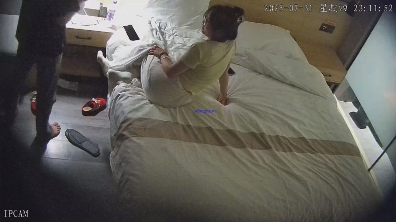 8-1酒店稀有台偷拍 丸子头眼镜学妹被精瘦小伙掐着脖子各种姿势爆操-老宋小屋