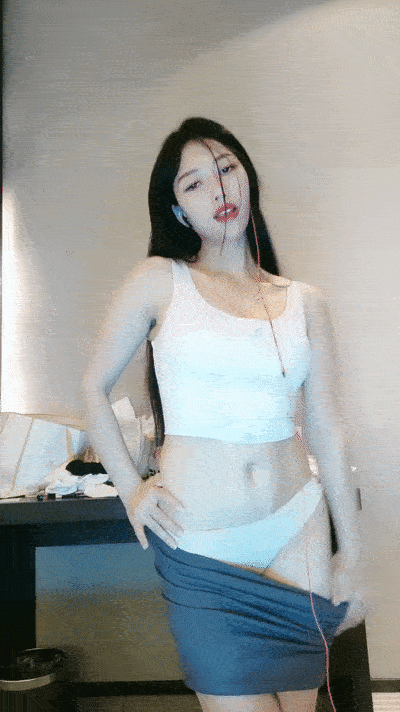 性感尤物紅唇美女！首次酒店約炮操逼！脫衣舞濕身誘惑，扶腰抽插無套内射，洗手台擡腿側入-老宋小屋