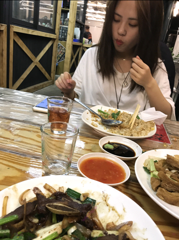 图片[2]-高冷美女吃饭时被朋友偷偷往酒里放了点东西后迷迷糊糊被带到酒店啪啪-老宋小屋