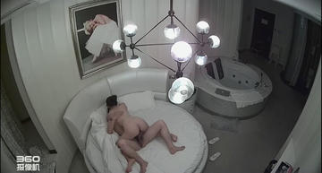 图片[4]-特色酒店豪华房偷拍和长发苗条女同事开房干累了在按摩浴缸吃点东西补充一下-老宋小屋