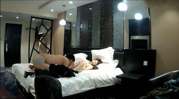 图片[2]-精品酒店偷拍皮肤雪白光滑的漂亮大学美女刚进房间就被迫不及待的男友扑倒床上,扒掉衣服尽情啪啪,又嫩又漂亮!-老宋小屋