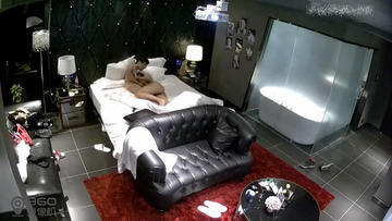 图片[3]-主题酒店豪华套房眼镜男同学一边看电影一边和女友啪啪 屌到这骚货尖叫不停-老宋小屋