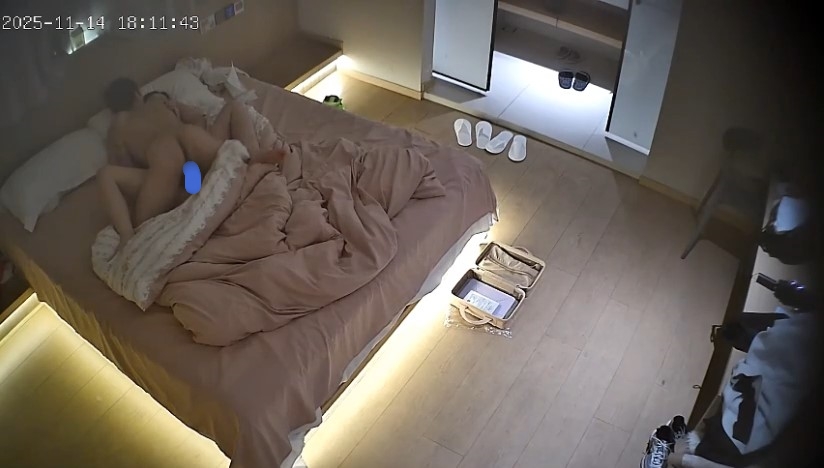 图片[7]-2025-11-14酒店偷拍 单纯甜美美女被男友后入打桩到高潮-老宋小屋