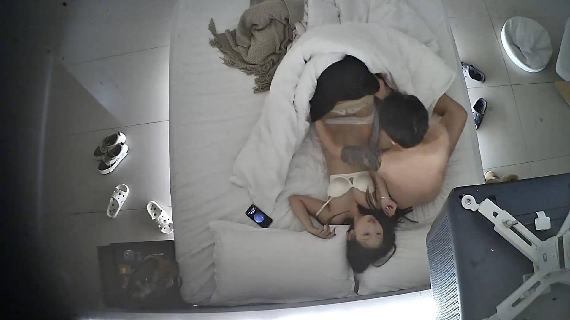 图片[3]-1-20流出酒店偷拍 极品甜美妹子主动褪去衣物服侍打游戏的男友-老宋小屋