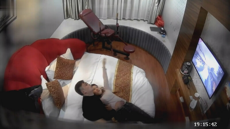 情趣酒店专业炮房偷拍❤️下班后约炮单位少妇女同事开房偷情体验一下在专业炮椅上啪啪操完逼一块吃撸串当晚饭-老宋小屋