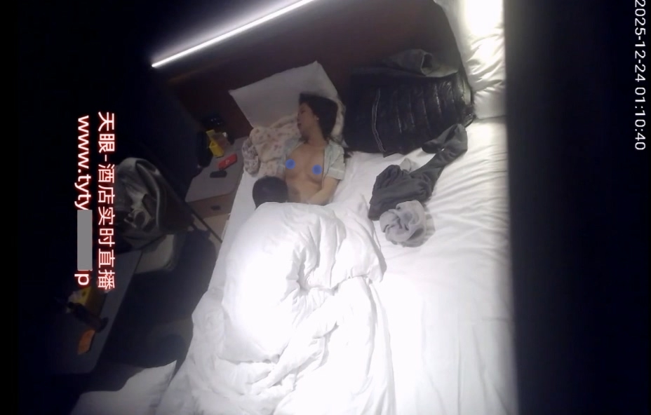 图片[7]-2025-12-24酒店偷拍 美脚少女被男孩搬腿猛操小穴-老宋小屋