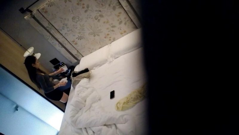 酒店偷拍长得神似李小璐的美女跳完黑桃A网红舞蹈被男友猛操(6v)-老宋小屋