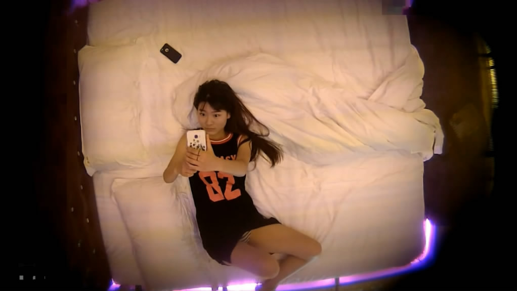 图片[3]-精品酒店上帝视角偷拍年轻小美眉和男友开房啪啪前先穿上球衣摆拍一番-老宋小屋