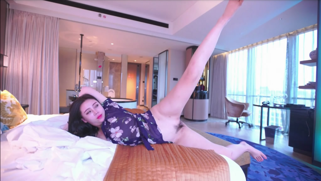 图片[2]-[MP4/1.18GB]最新众筹G哥大尺度白金版视频大奶模特鹿儿酒店私拍被摄影师咸猪手淫猥1080P高清原版-老宋小屋