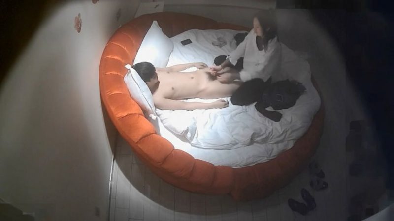 肤白水嫩的清纯小美女酒店和帅男友体验高难度姿势啪啪,年龄不大会的还真多,逼毛稀疏,性感小翘臀,表情淫荡!-老宋小屋