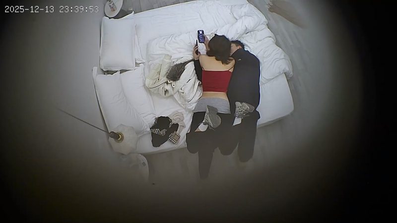 12-14酒店偷拍 年轻情侣短发美女换上黑丝和情趣睡衣后扭动屁股求操-老宋小屋