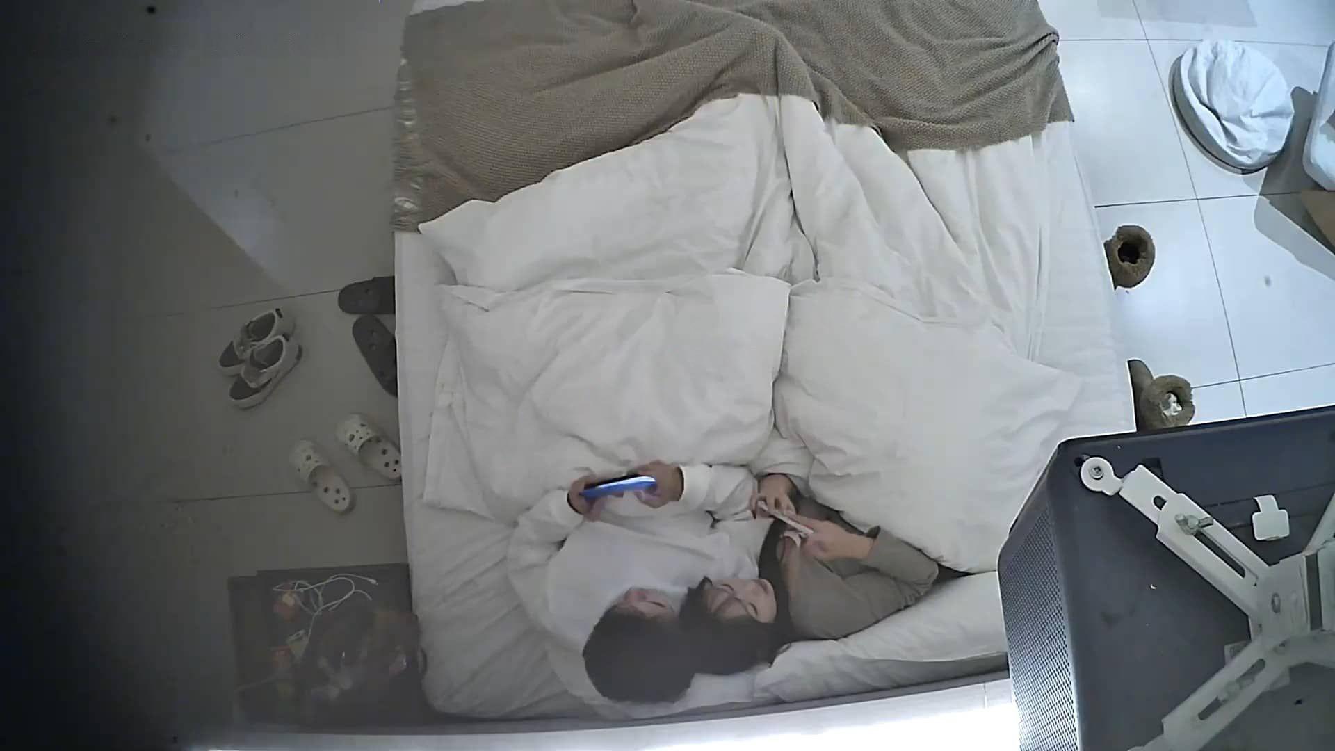 图片[1]-1-20流出酒店偷拍 极品甜美妹子主动褪去衣物服侍打游戏的男友-老宋小屋