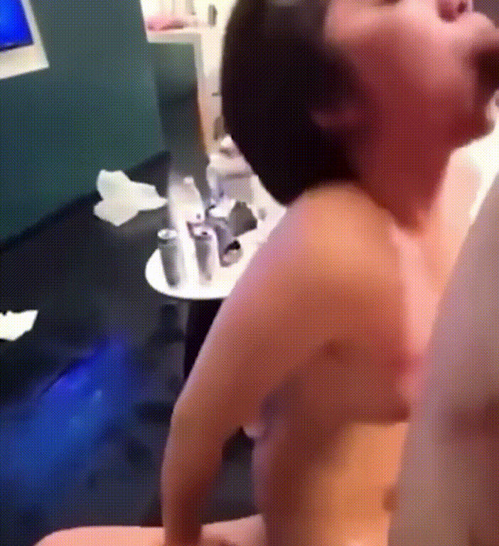 图片[8]-甘肃顶级骚母狗张秀娜酒店3P调教实录❤️跪地学狗爬行口交深喉张嘴接尿一饮而尽！[MP4/141MB]-老宋小屋