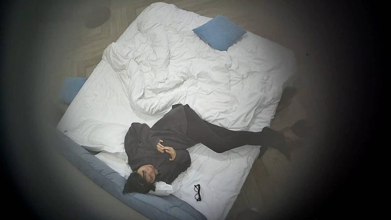 12-10酒店偷拍 年轻情侣就是体力好除了吃饭睡觉就一直腻歪啪啪拍照留念-老宋小屋