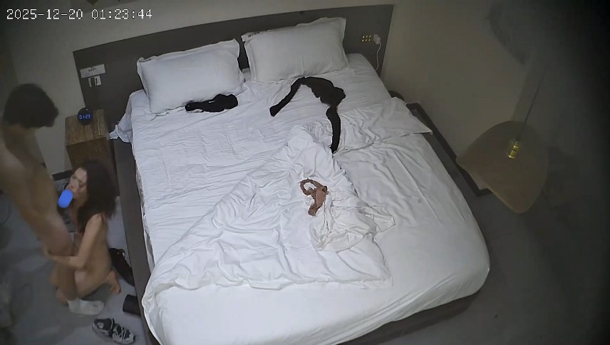 图片[1]-2025-12-20酒店偷拍 极品美臀女孩穿小白袜被后入-老宋小屋