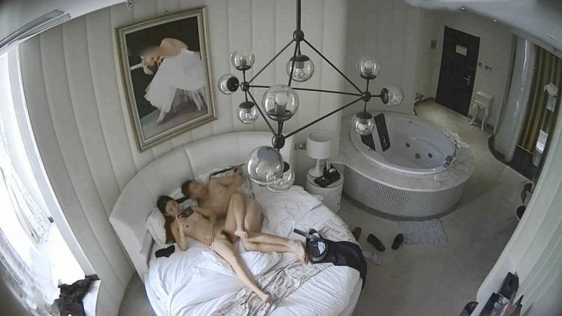 酒店偷拍高颜值年轻美女被中年情人从后面操的受不了了,嚎嚎大叫说不玩了-老宋小屋