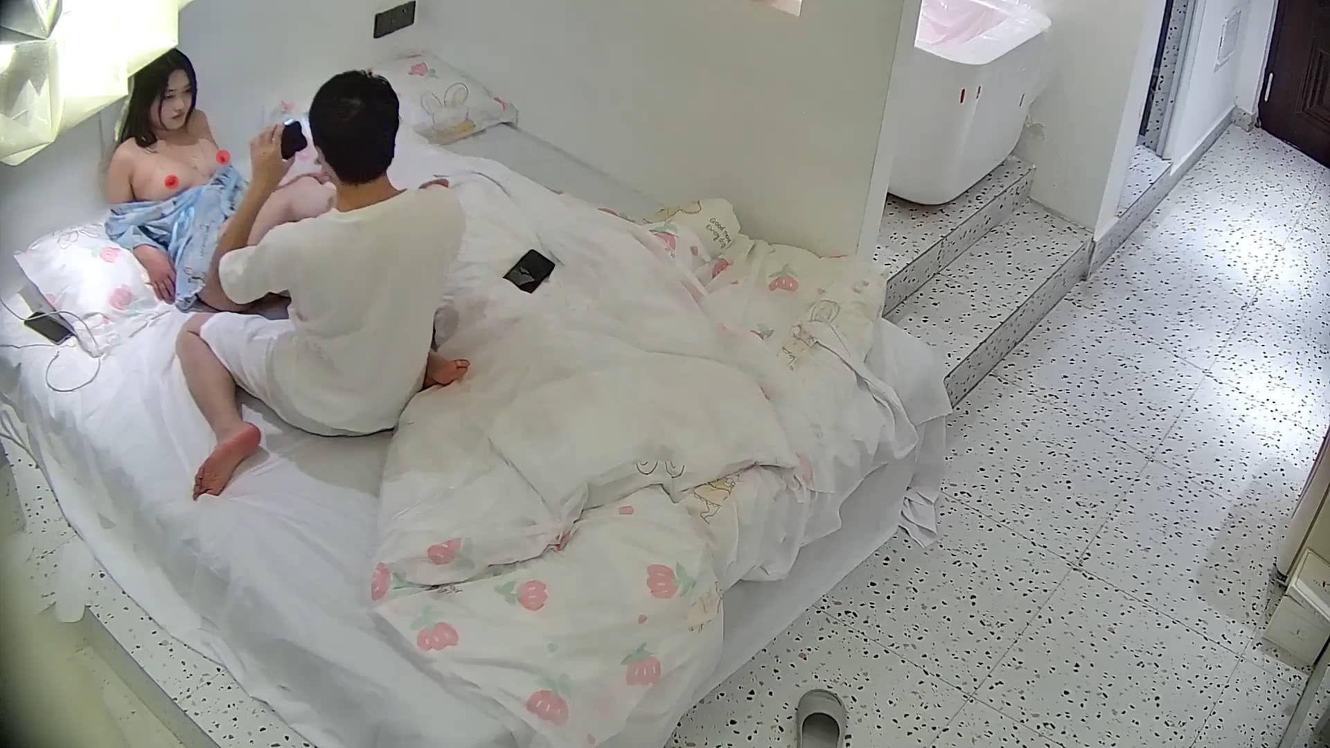 图片[3]-2026-1-2酒店偷拍 换上碎花情趣睡衣化妆美美的拍照后激情啪啪-老宋小屋