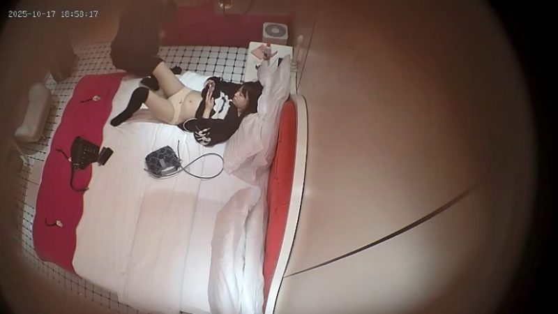 2025-10-17偷拍酒店 极品过膝黑丝美女和男友周末做爱-老宋小屋