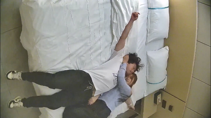 图片[5]-2025-12-7酒店偷拍 不穿内的衣甜美可爱美女带上眼镜配合男友啪-老宋小屋