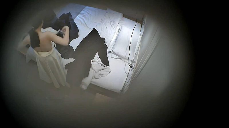 12-14流出酒店偷拍刚参加完婚礼的白皙美女伴娘结束后被男朋友折叠起来狂操-老宋小屋