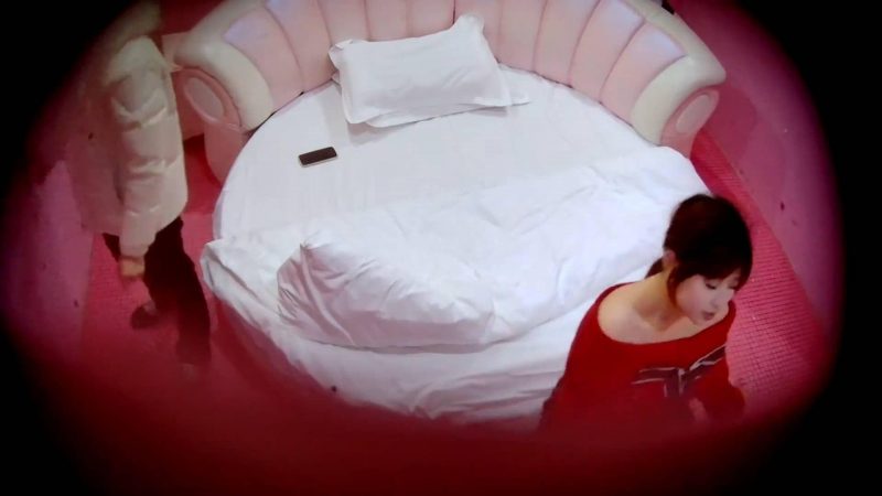 12-17流出酒店情趣圆床偷拍❤️娇小可爱的美女和男友在酒池肉林中边吃边干让人羡慕不已（18V)-老宋小屋