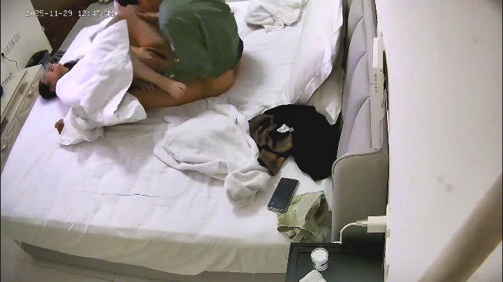 图片[3]-2025-11-30酒店偷拍 眼镜美妇饥饿的扒开男友裤子索取被无套内射-老宋小屋