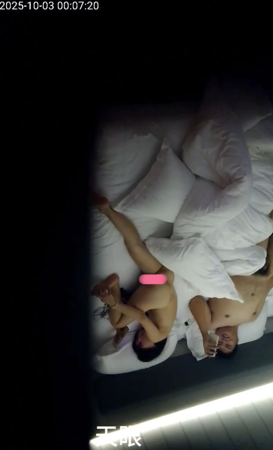 图片[7]-2025-10-2天眼酒店偷拍 小胖和女友开房 享受跪式口交，站起来后入操苗条骚货-老宋小屋