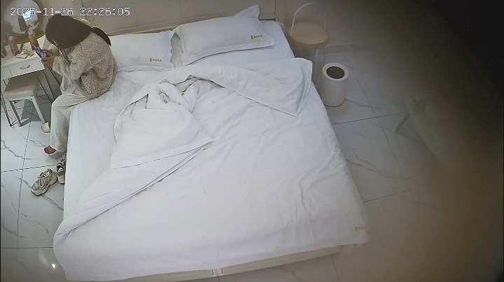 2025-11-27酒店偷拍 当着漂亮女的面看小电影打飞机被她上位辅助-老宋小屋
