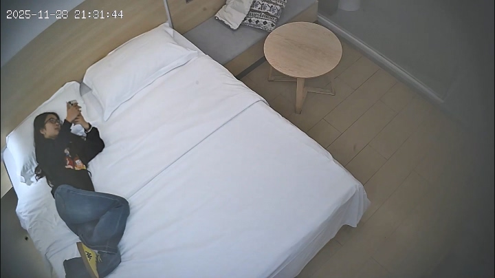 2025-11-29酒店偷拍 黑色卫衣女孩脱光衣服裸睡等待男朋友的到来-老宋小屋