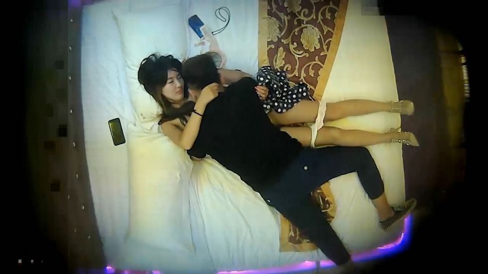 图片[3]-学院派女神级性感美女被新男友约到酒店刚进房间就被强行扑倒扒光啪啪-老宋小屋