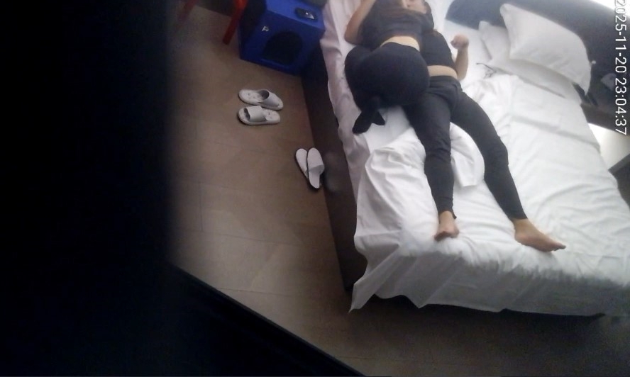 图片[1]-2025-11-20酒店偷拍 穿长裙女神和舔狗酒店来了一发-老宋小屋