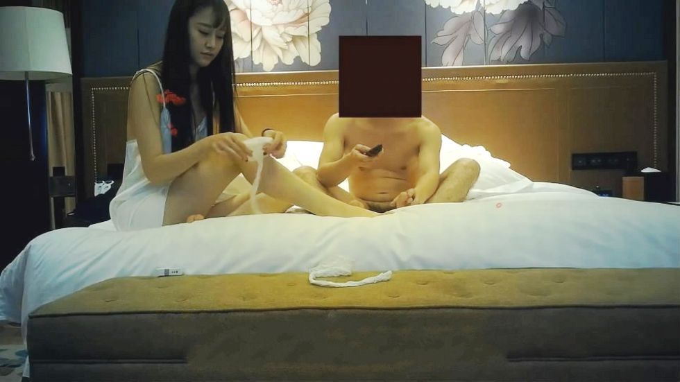 图片[2]-【MP4/712MB】性感黑丝大长腿极品外围美女酒店高价钱援交土豪啪啪,性感小翘臀,粉嫩美穴道具调教后疯狂抽插!-老宋小屋