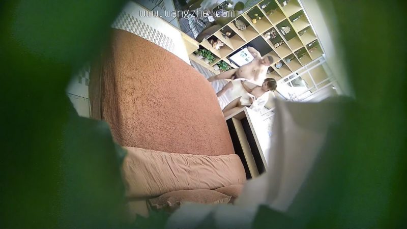 流出新酒店??稀有高清台??偷拍两个领导模样大叔和少妇女下属开房3P轮流草[MP4/594MB]-老宋小屋