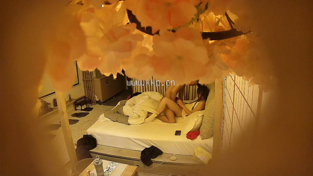 图片[5]-流出酒店偷拍❤️艺术系女孩提前到房间换上性感白袜弹着吉他等男友操[MP4/802MB]-老宋小屋