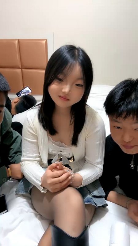 涉世未深的小浪妹被三个社会小哥带到酒店玩4P，全程露脸直播啪啪，骚逼水嫩多汁，被小哥压在身下轮草抽插[MP4/696MB]-老宋小屋