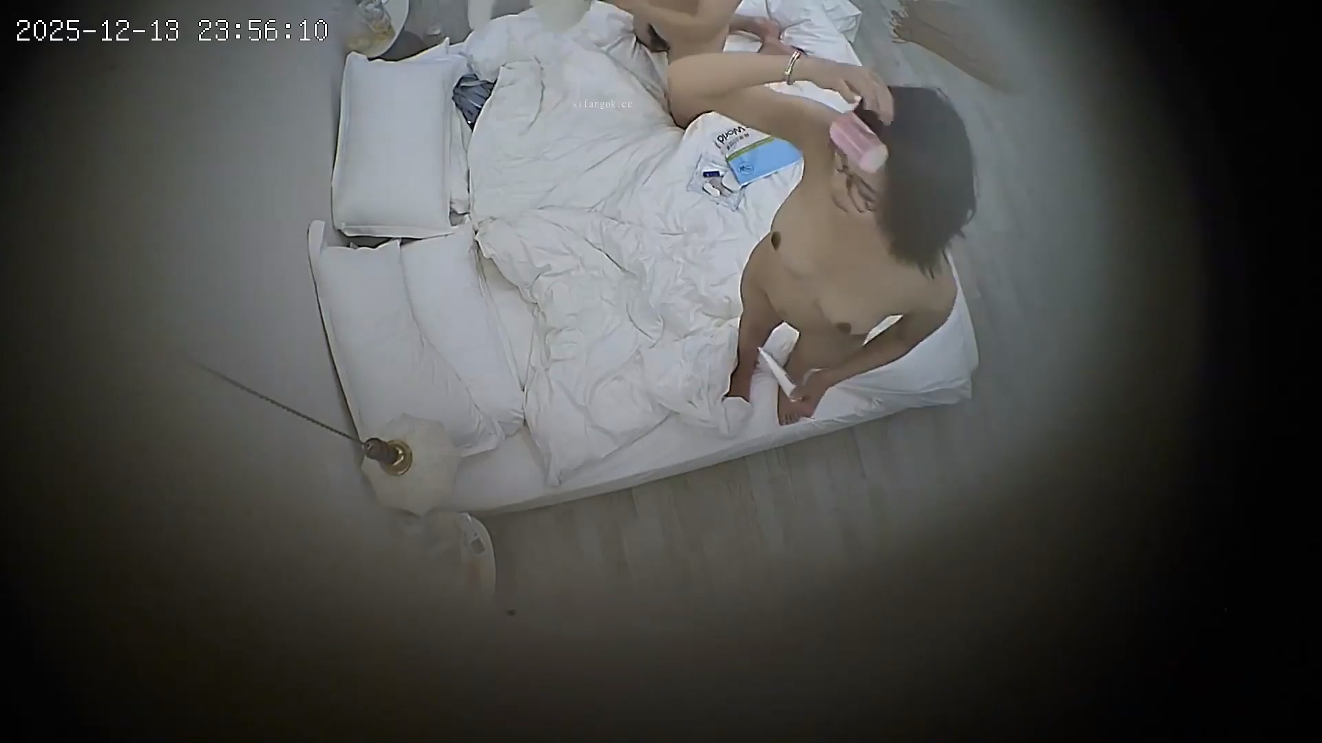 图片[2]-12-14酒店偷拍 年轻情侣短发美女换上黑丝和情趣睡衣后扭动屁股求操-老宋小屋