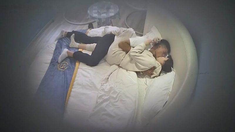 酒店偷拍❤️娇小白袜靓妹和男友假期相约开房做爱干了两次-老宋小屋