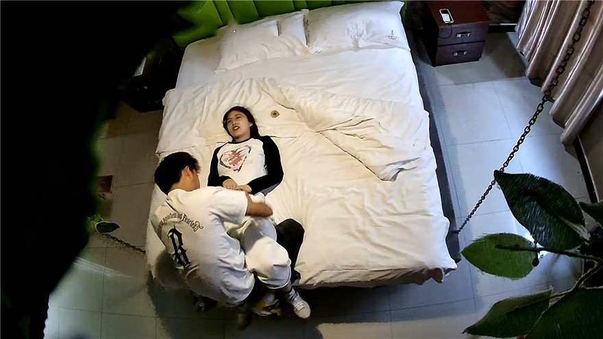 图片[1]-酒店摄像头偷拍眼镜学生妹被男同学胁迫来开房,直接霸王硬上弓脱她衣服,足足干了一个多小时,妹子都干惊厥了[MP4/702MB]-老宋小屋