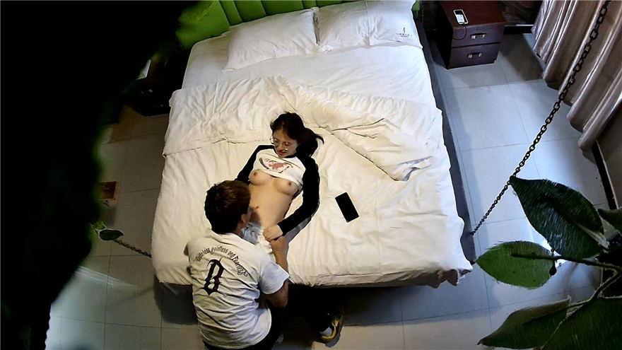 图片[3]-酒店摄像头偷拍眼镜学生妹被男同学胁迫来开房,直接霸王硬上弓脱她衣服,足足干了一个多小时,妹子都干惊厥了[MP4/702MB]-老宋小屋