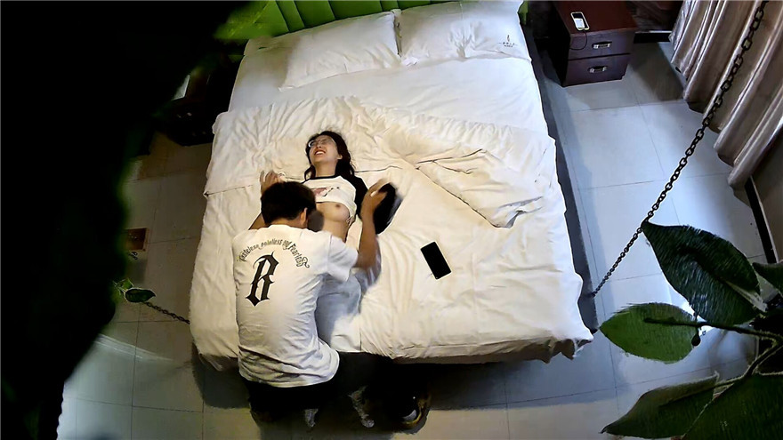 图片[2]-酒店摄像头偷拍眼镜学生妹被男同学胁迫来开房,直接霸王硬上弓脱她衣服,足足干了一个多小时,妹子都干惊厥了[MP4/702MB]-老宋小屋