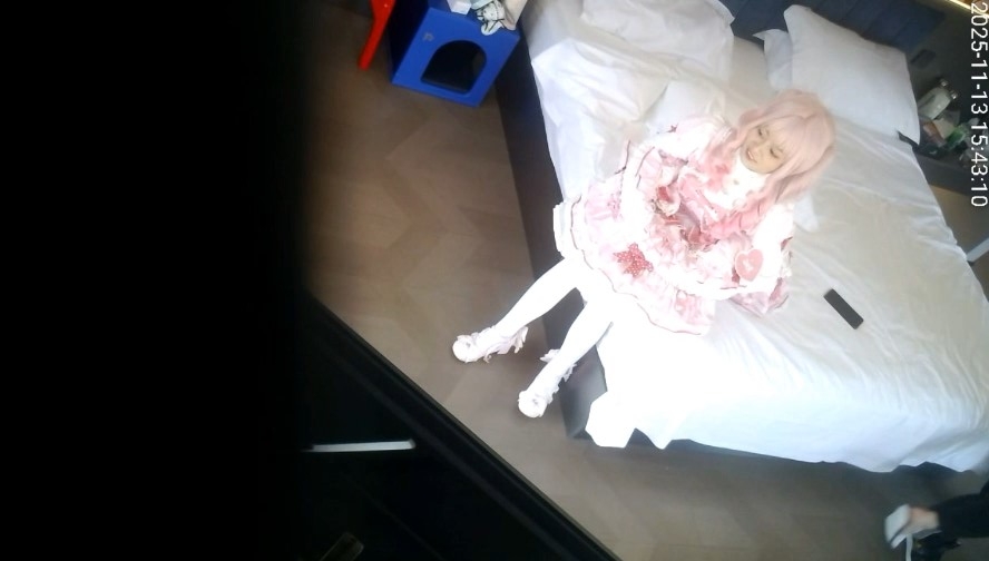 图片[1]-11-13流出天眼酒店直播偷拍❤️cospaly漫展刚下来的LO娘被舔狗床边后入-老宋小屋