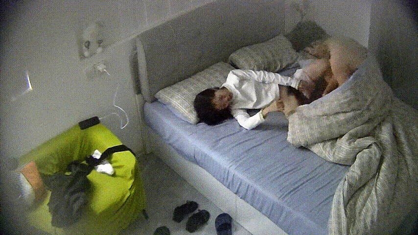 图片[3]-公寓酒店10-25 先玩手机再打炮 钻进被窝里口交 小姐姐很漂亮 身材也好 还配合 这哥们捡到漏了-老宋小屋