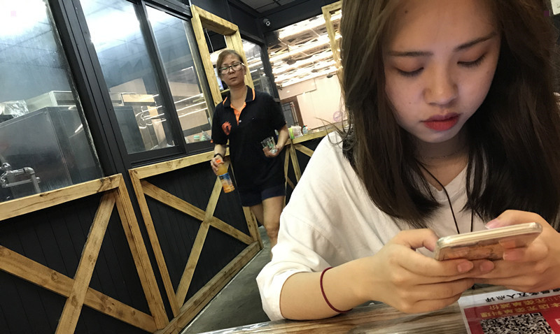 气质高冷女神在吃饭时被男友下药带回酒店扒衣服各式玩弄啪啪 无套抽插骚逼随便干-老宋小屋