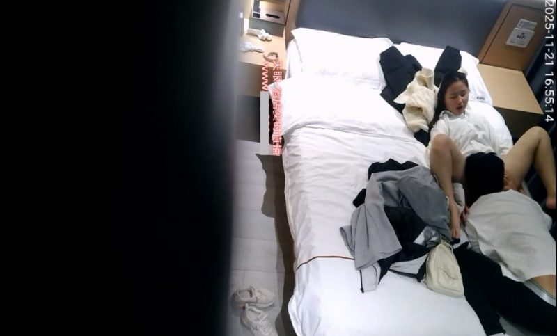 2025-11-21酒店偷拍 喜欢享受男友舔逼服务的小美还用手机记录-老宋小屋