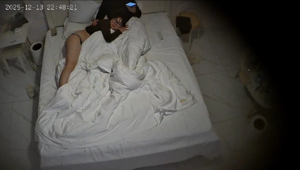 图片[2]-2025-12-13酒店偷拍母狗系列大屁股骚女被情人玩弄-老宋小屋